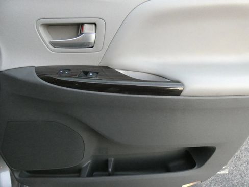 Used 2015 Toyota Sienna XLE image 32