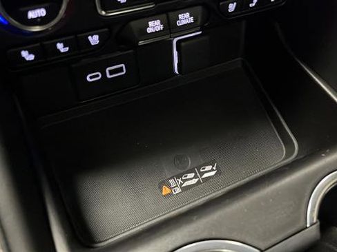 Used 2023 GMC Yukon SLT image 32