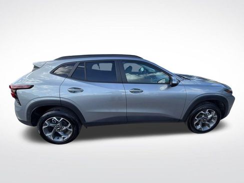 Used 2025 Chevrolet Trax LT FWD image 2