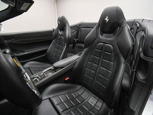 Used 2019 Ferrari Portofino image 58