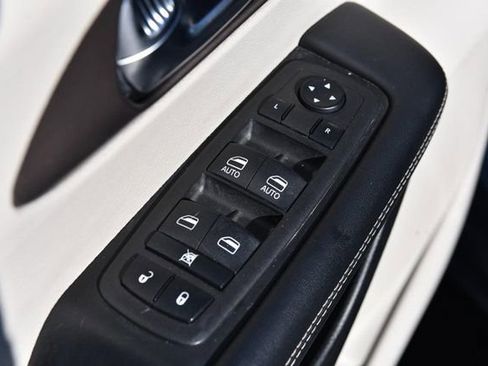 Used 2023 Chrysler Voyager LX image 8