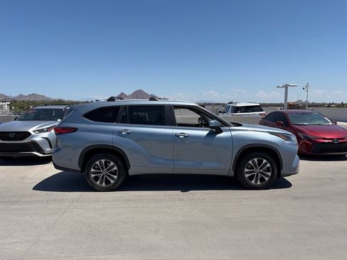 Used 2023 Toyota Highlander XLE FWD image 3