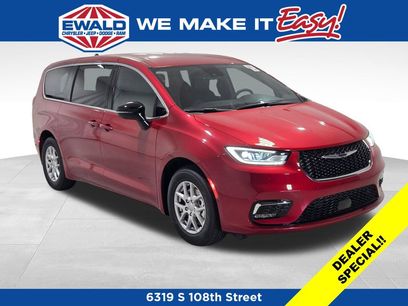 New 2026 Chrysler Pacifica Select