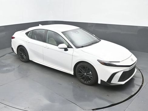 Used 2025 Toyota Camry SE FWD image 13