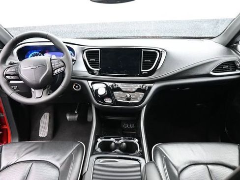 Used 2025 Chrysler Pacifica Limited FWD image 24