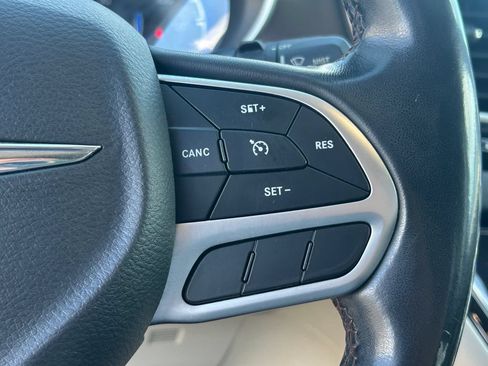 Used 2018 Chrysler Pacifica Touring-L FWD image 18