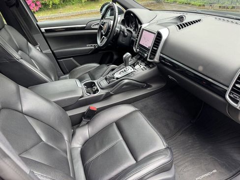 Used 2017 Porsche Cayenne Platinum Edition w/ Premium Package (PJV) image 18