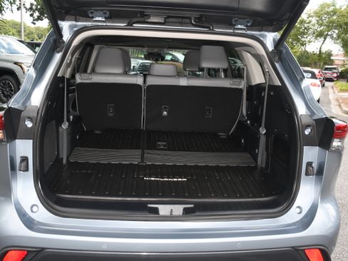 Used 2021 Toyota Highlander Limited FWD image 19