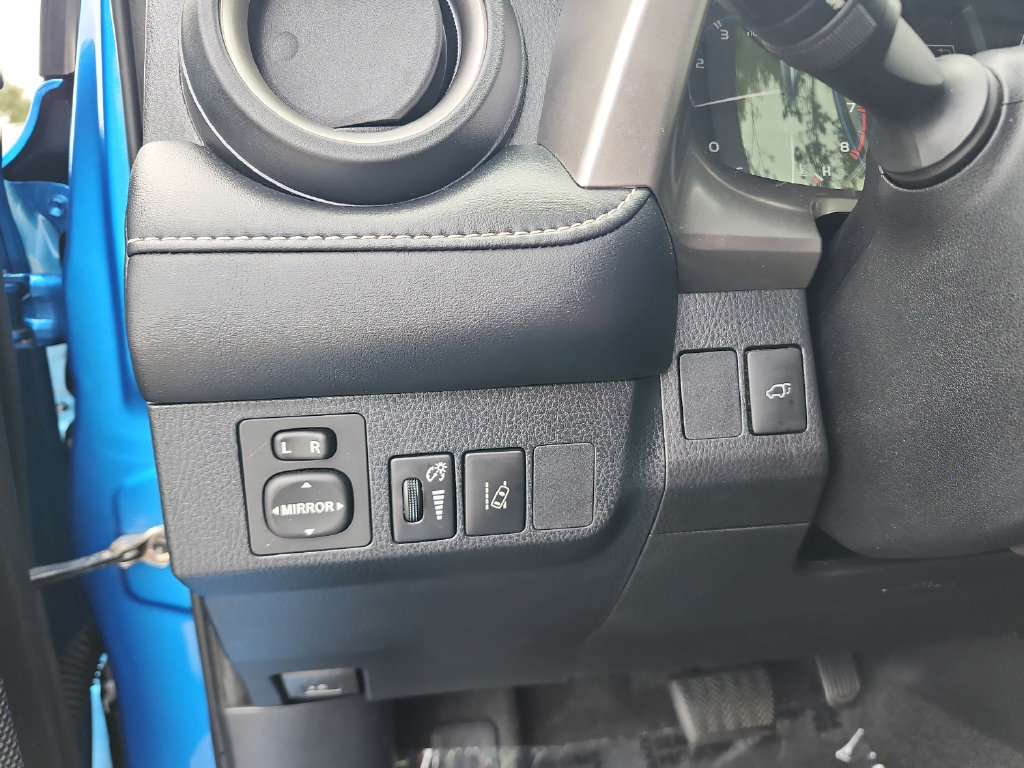 Used 2018 Toyota RAV4 Limited FWD image 34