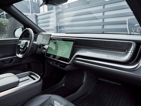 Used 2025 Rivian R1S Adventure image 46