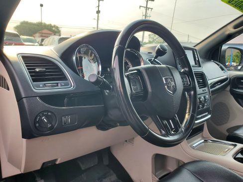 Used 2019 Dodge Grand Caravan SXT FWD image 12