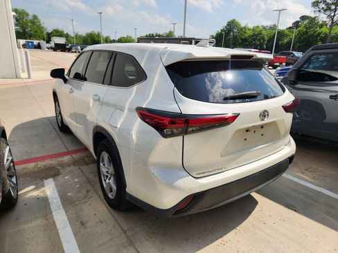Used 2021 Toyota Highlander LE FWD image 3