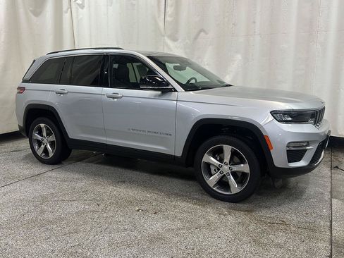 Certified 2022 Jeep Grand Cherokee Limited w/ Trailer Tow Prep Group (B) AWD/4WD image 7
