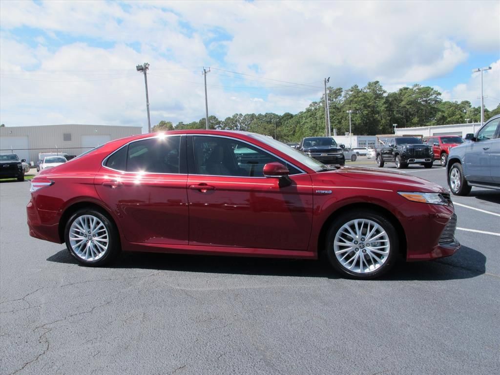 Used 2020 Toyota Camry XLE FWD image 2
