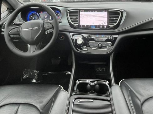 Used 2025 Chrysler Pacifica Limited FWD image 37