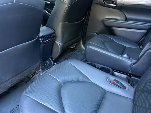 Used 2020 Toyota Highlander Platinum AWD/4WD image 4