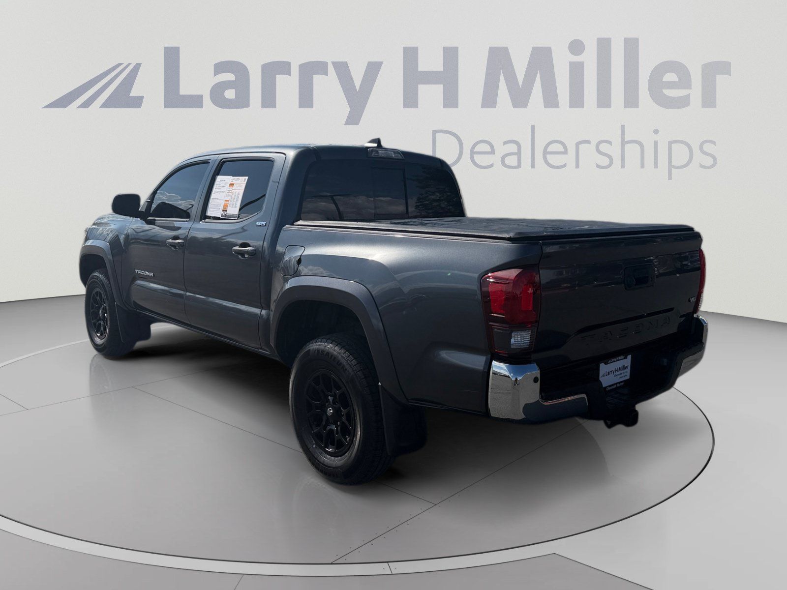 Used 2021 Toyota Tacoma SR5 RWD image 3