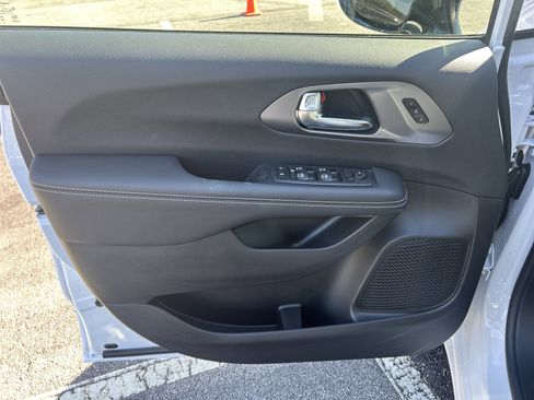 New 2026 Chrysler Pacifica Select image 8