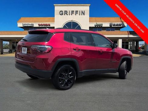 Used 2025 Jeep Compass Latitude w/ Convenience Group AWD/4WD image 4