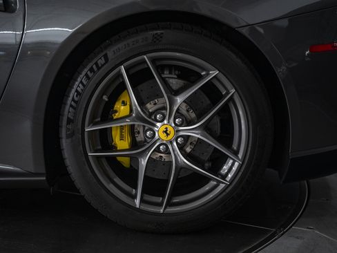 Used 2014 Ferrari F12 Berlinetta RWD image 18