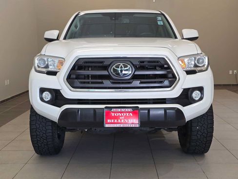 Used 2018 Toyota Tacoma SR5 AWD/4WD image 6