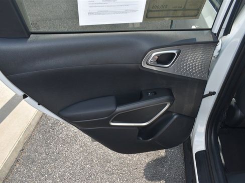 Used 2025 Kia Soul LX w/ LX Technology Package FWD image 19