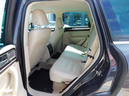 Used 2013 Volkswagen Touareg Sport image 27