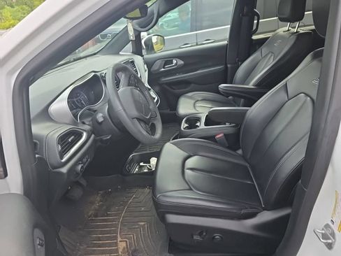 Used 2023 Chrysler Pacifica Touring-L w/ S Appearance Package AWD/4WD image 7
