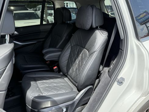 Used 2023 BMW X7 xDrive40i w/ Premium Package AWD/4WD image 7