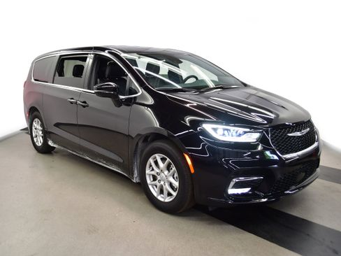 Used 2025 Chrysler Pacifica Select FWD image 2