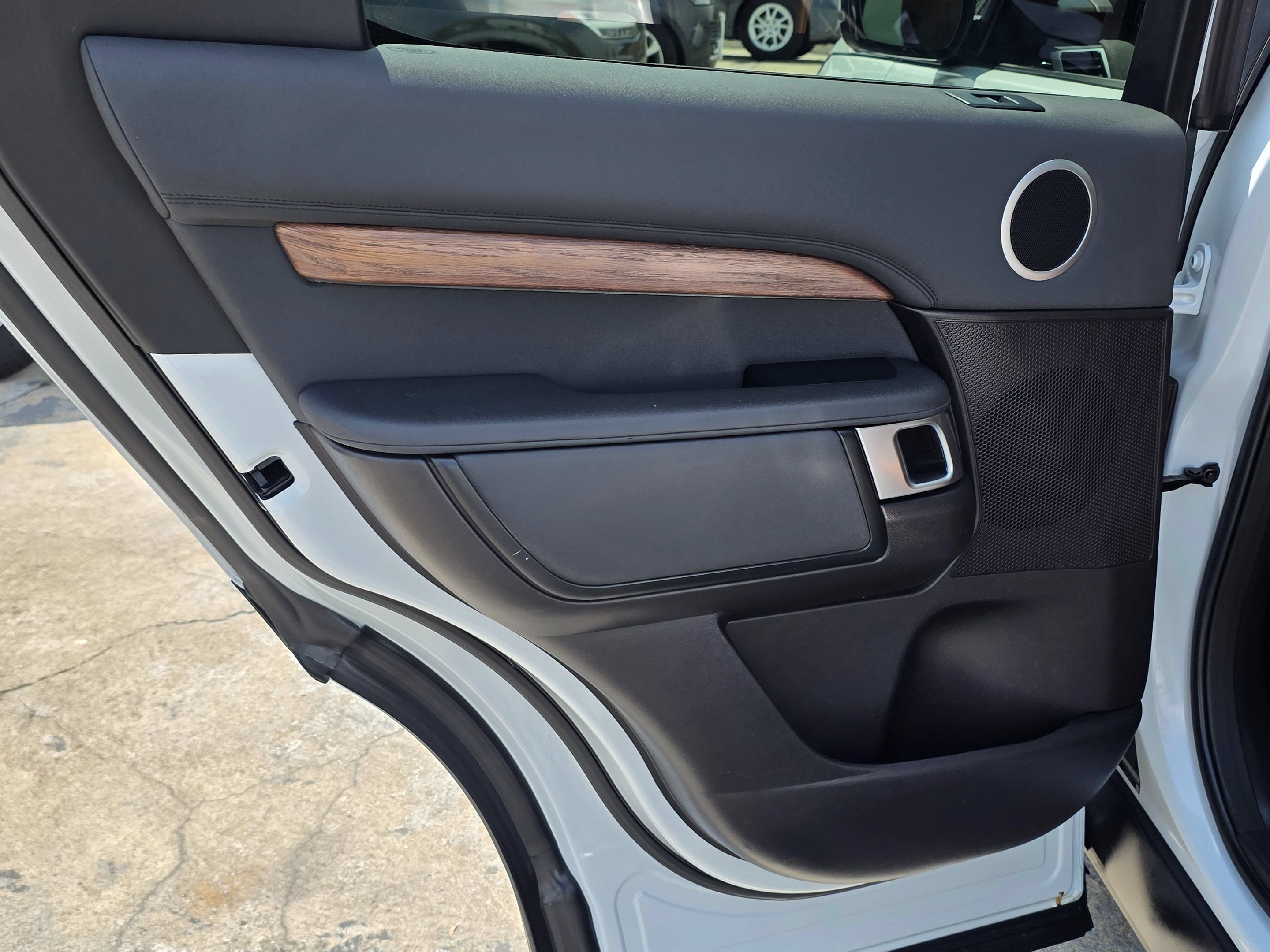 Used 2018 Land Rover Discovery HSE AWD/4WD image 25