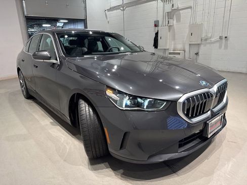 Used 2025 BMW i5 xDrive40 w/ Premium Package image 3