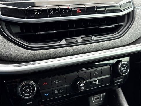 Used 2022 Jeep Compass Latitude image 25