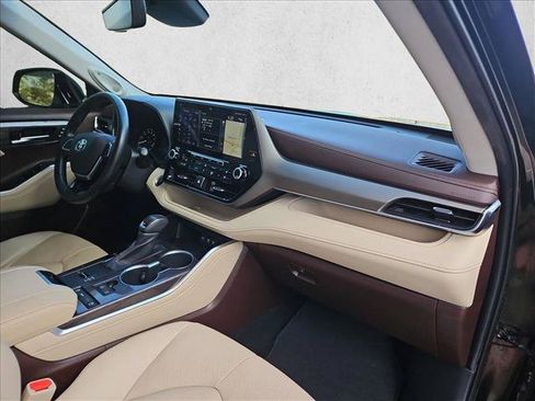 Used 2020 Toyota Highlander Limited FWD image 24