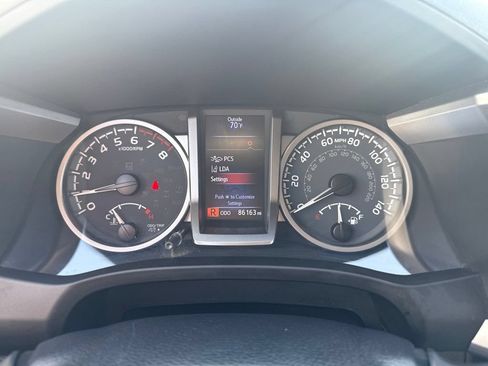 Used 2020 Toyota Tacoma SR5 AWD/4WD image 10