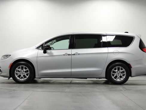 Used 2024 Chrysler Pacifica Touring-L FWD image 7
