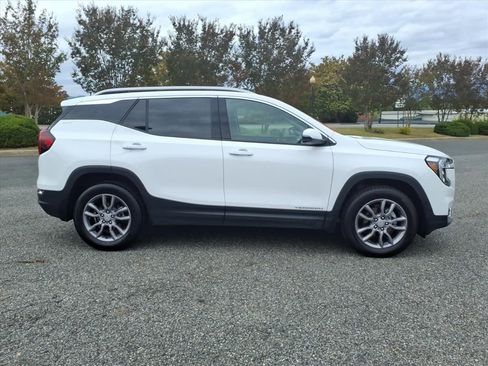 Used 2024 GMC Terrain SLT image 3