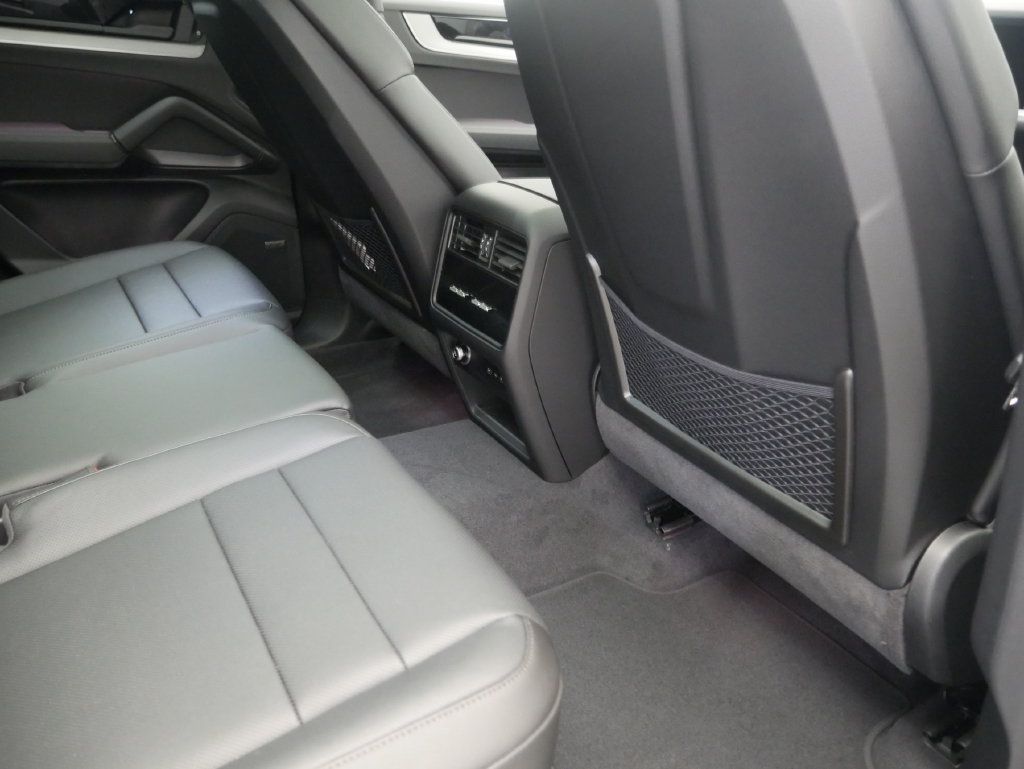 Certified 2026 Porsche Cayenne AWD/4WD image 35
