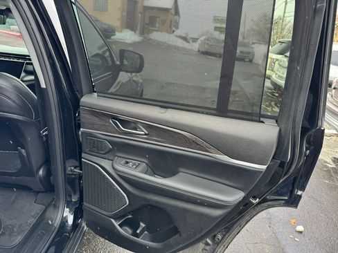 Used 2022 Jeep Grand Cherokee Limited w/ Luxury Tech Group II image 12