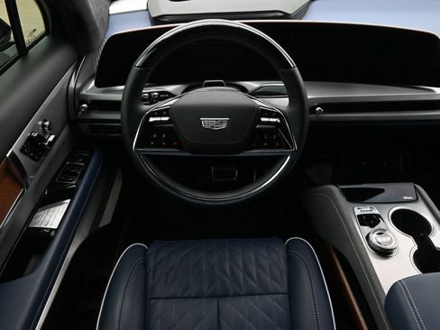 Used 2026 Cadillac Vistiq Premium Luxury w/ LPO, Floor Liner Package AWD/4WD image 9