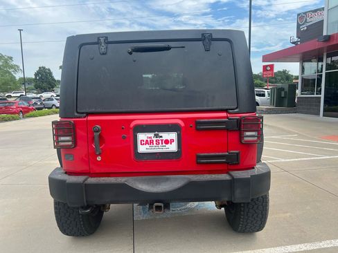Used 2014 Jeep Wrangler Unlimited Sahara w/ Connectivity Group AWD/4WD image 7