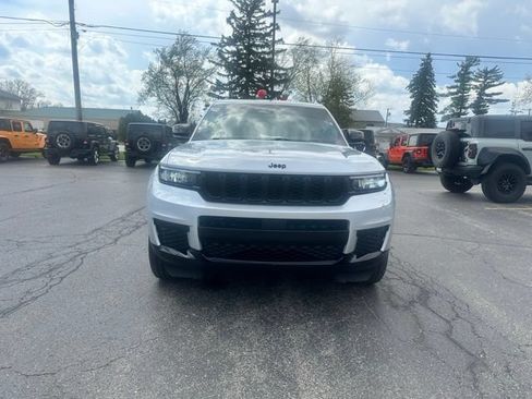 Used 2023 Jeep Grand Cherokee L Laredo AWD/4WD image 2