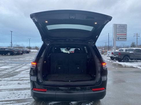 Used 2023 Jeep Grand Cherokee L Laredo image 14