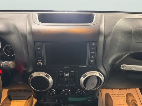 Used 2017 Jeep Wrangler Unlimited Sahara w/ Connectivity Group AWD/4WD image 18