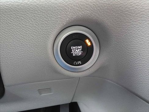 Used 2020 Chrysler Voyager Lxi FWD image 31