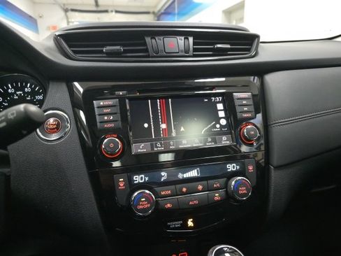 Used 2018 Nissan Rogue SL w/ Premium Package image 24