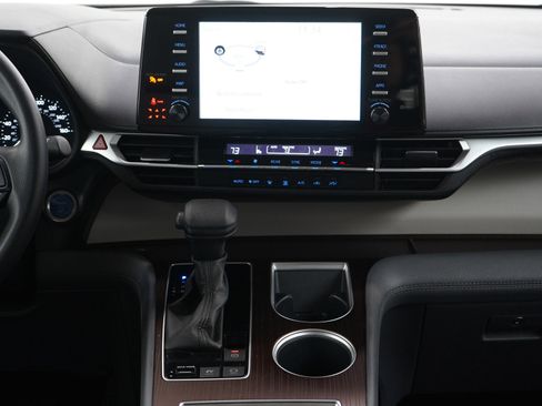 Used 2024 Toyota Sienna LE FWD image 19
