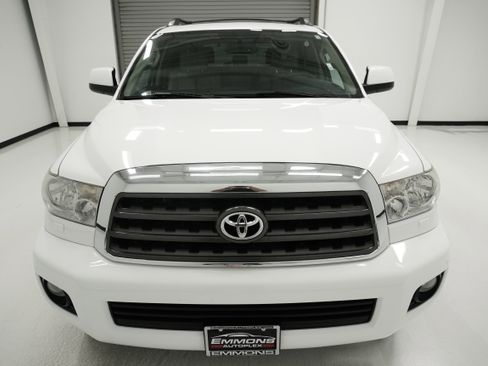 Used 2016 Toyota Sequoia SR5 image 2