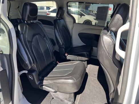 Used 2024 Chrysler Pacifica Touring-L image 14