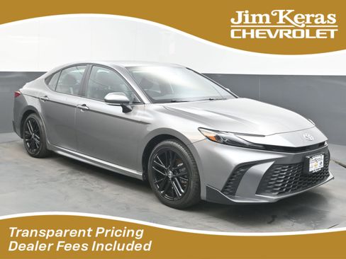 Used 2025 Toyota Camry SE FWD image 1